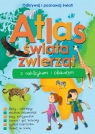 Atlas zwierząt świata z naklejkami i plakatem Praca zbiorowa
