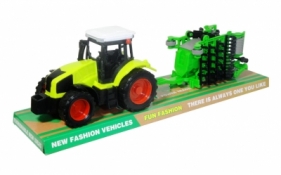 Traktor z maszyną