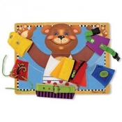 Tablica Motoryczna Ubieranie Misia 13784 Melissa&Doug (z serii: zabawki drewniane)