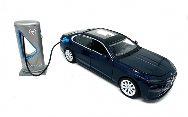 <img src='https://webimage.pl/pics/850/0/d4895263400850.jpg' style='height:440px' /> BMW I7 elektryczne niebieskie 1/32