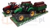 Traktor z przyczepą z drewnem