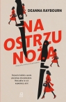 Na ostrzu noża Deana Raybourn .