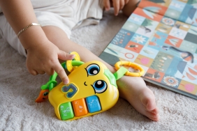 Carotina Baby - Zabawka elektroniczna z grzechotką Papriko
