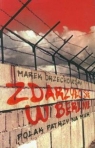  Zdarzyło się w BerliniePolak patrzy na mur