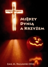 Między dynią a krzyżem Felietony z lat 2008-2010 Pacławski Emil M.