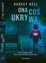 Ona coś ukrywa Darcey Bell