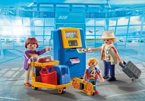 Rodzina przy automacie check-in (5399)